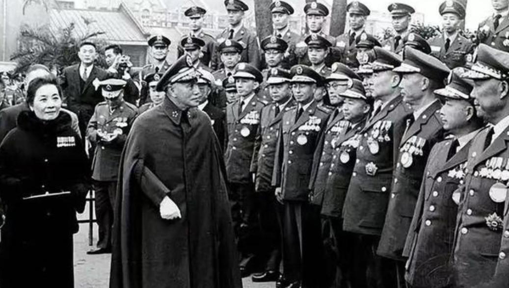 很多人以为1949年蒋介石败退台湾是被解放军"打跑"的仓皇之举，实则不然。早在三