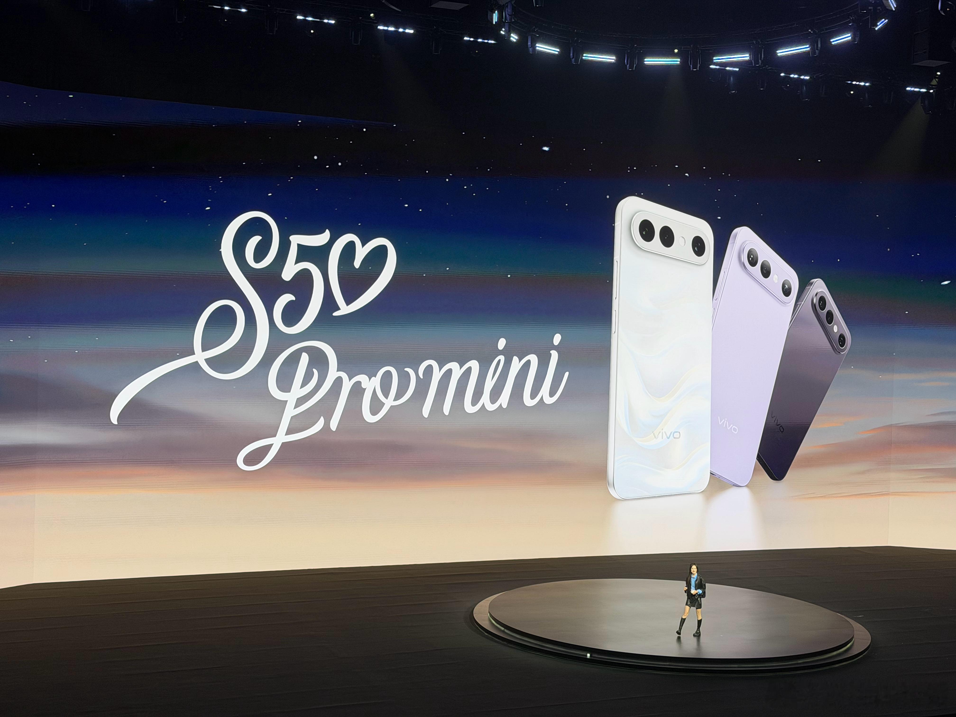 其实我更喜欢vivo S50 Pro mini，6.31英寸的小尺寸，同样是直屏