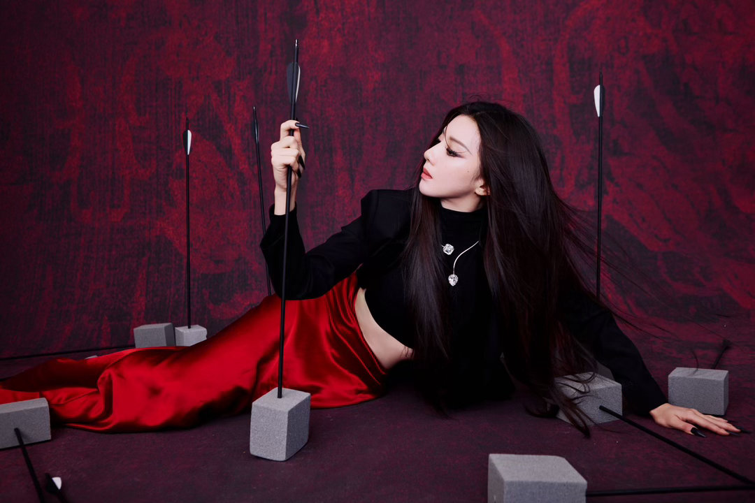 王鹤润黑长直美极了王鹤润终于有人懂全包眼线💋红黑配色经典永不过时，长发衬得脸型