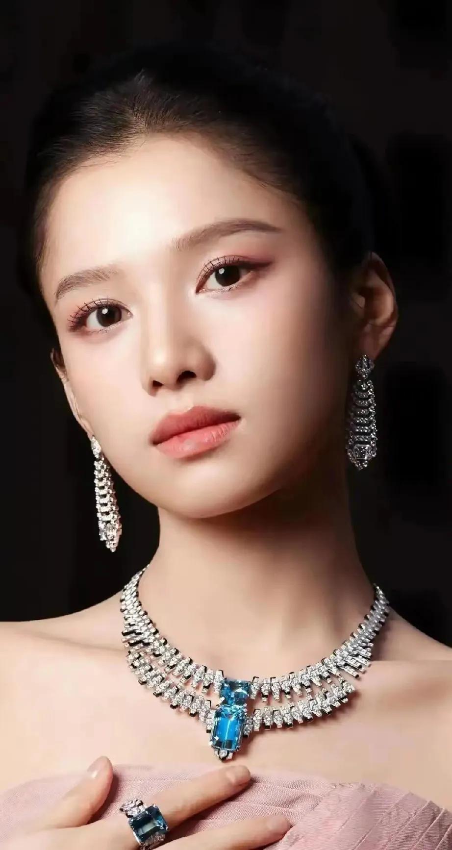 ———分割线———
最近，一直在想一个问题，
随着大家都熟悉的明星们聊得差不多了