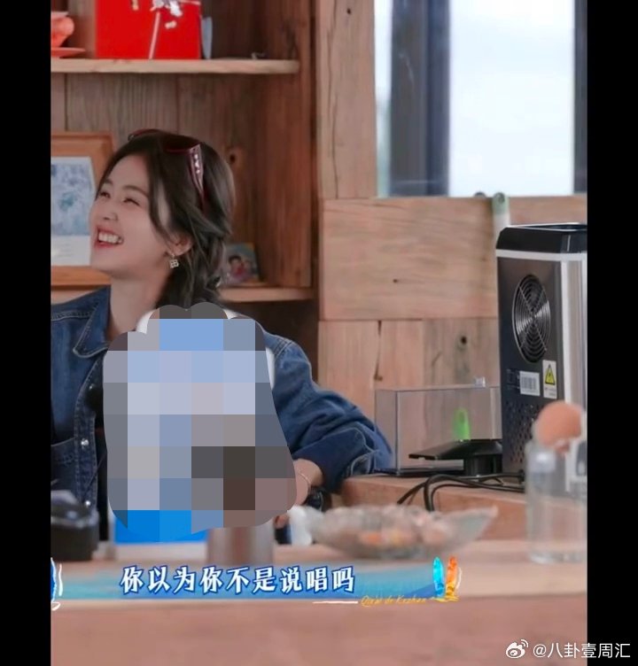 白鹿吃烤肠像唱了段rap白鹿吃烤肠也太有感染力了，看她吃我都觉得香白鹿吃烤肠像在