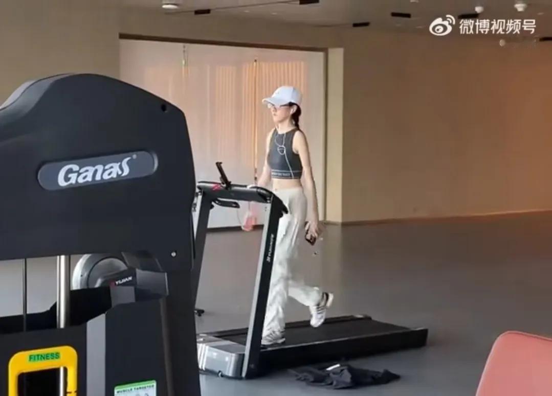 健身房撞见宋祖儿的时候还愣了下——她穿简单的运动背心，头发随便扎着，和平时红毯上