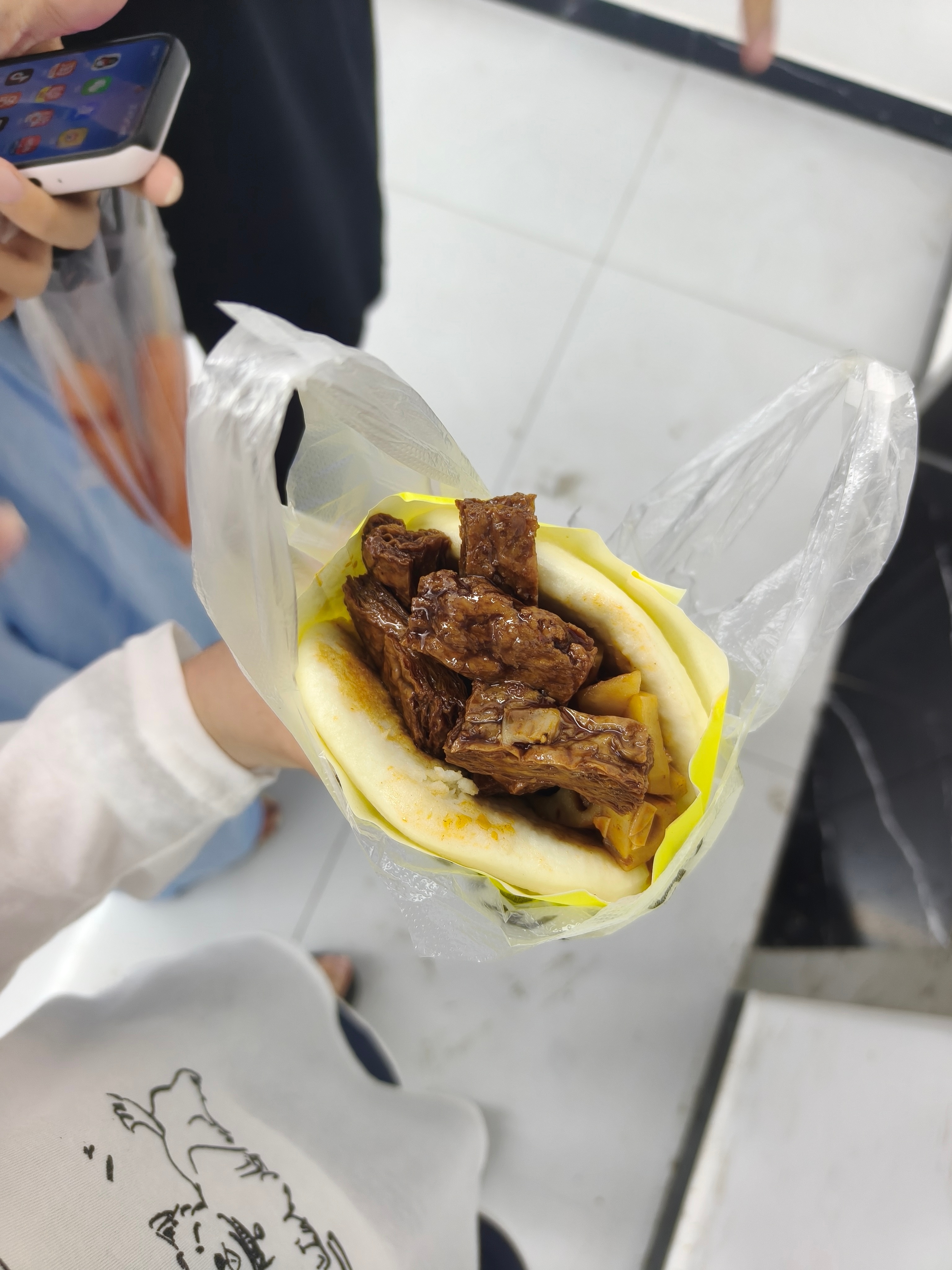 不玩了 我要去洗头洗澡上床躺着(昨天晚上买的饼 老好吃了) 