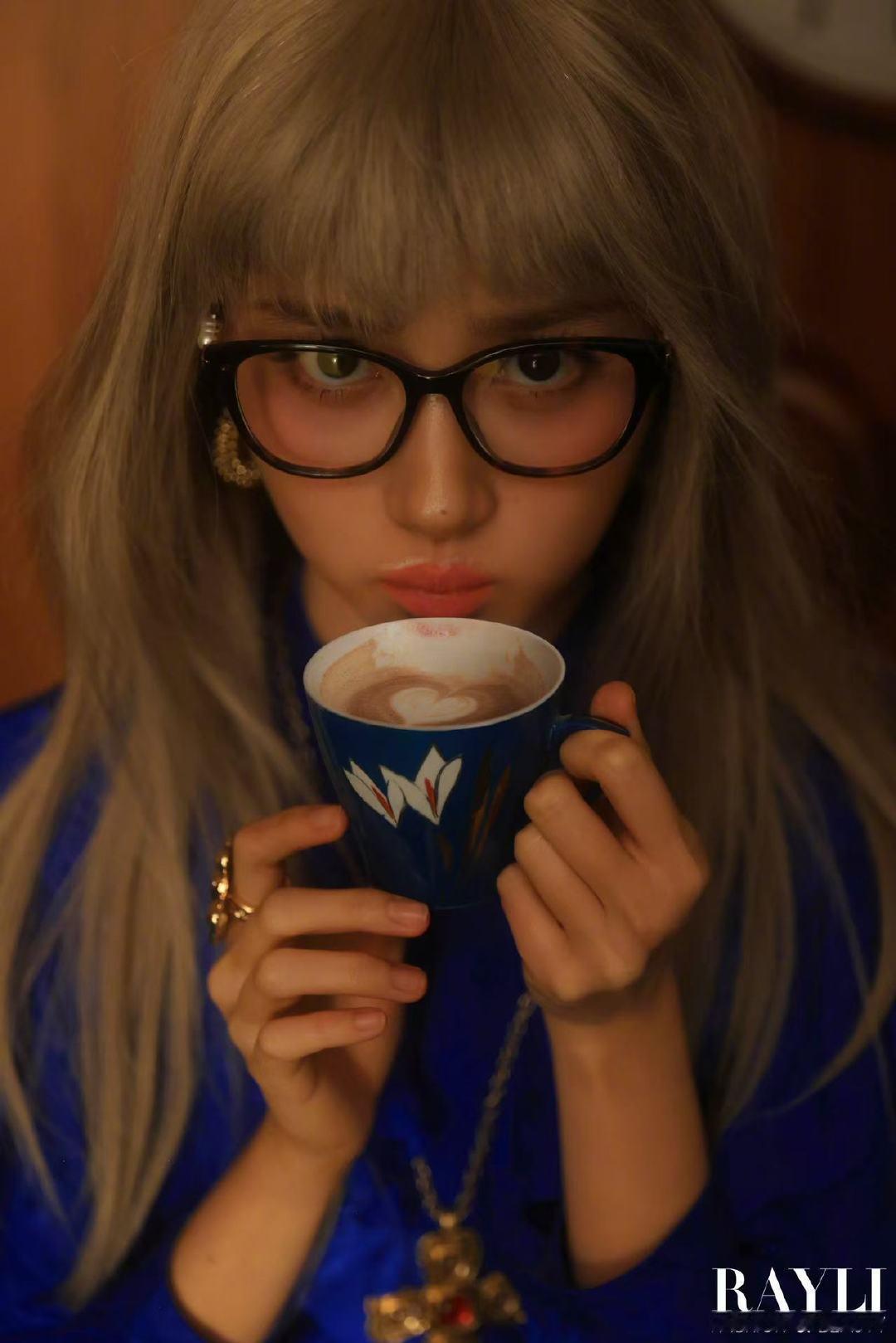 关晓彤摄影陈漫关晓彤金发齐刘海关晓彤金发齐刘海太美咯关晓彤