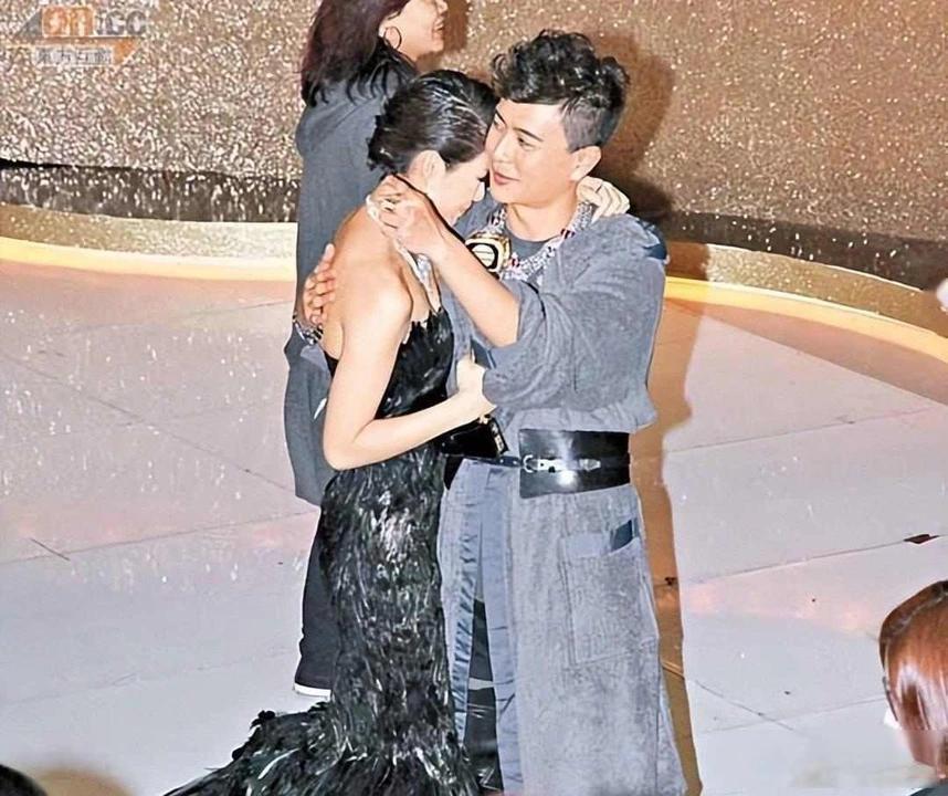 黄宗泽李乘德同框了，婚礼上没躲没吵，反而抱了一下 