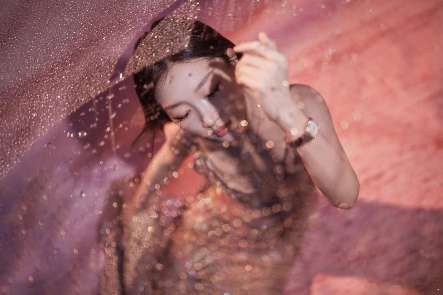 周冬雨粉裙短发 蓝色的红毯搭配上周冬雨一身粉色的礼服，撞色的视觉效果直接拉满，裸