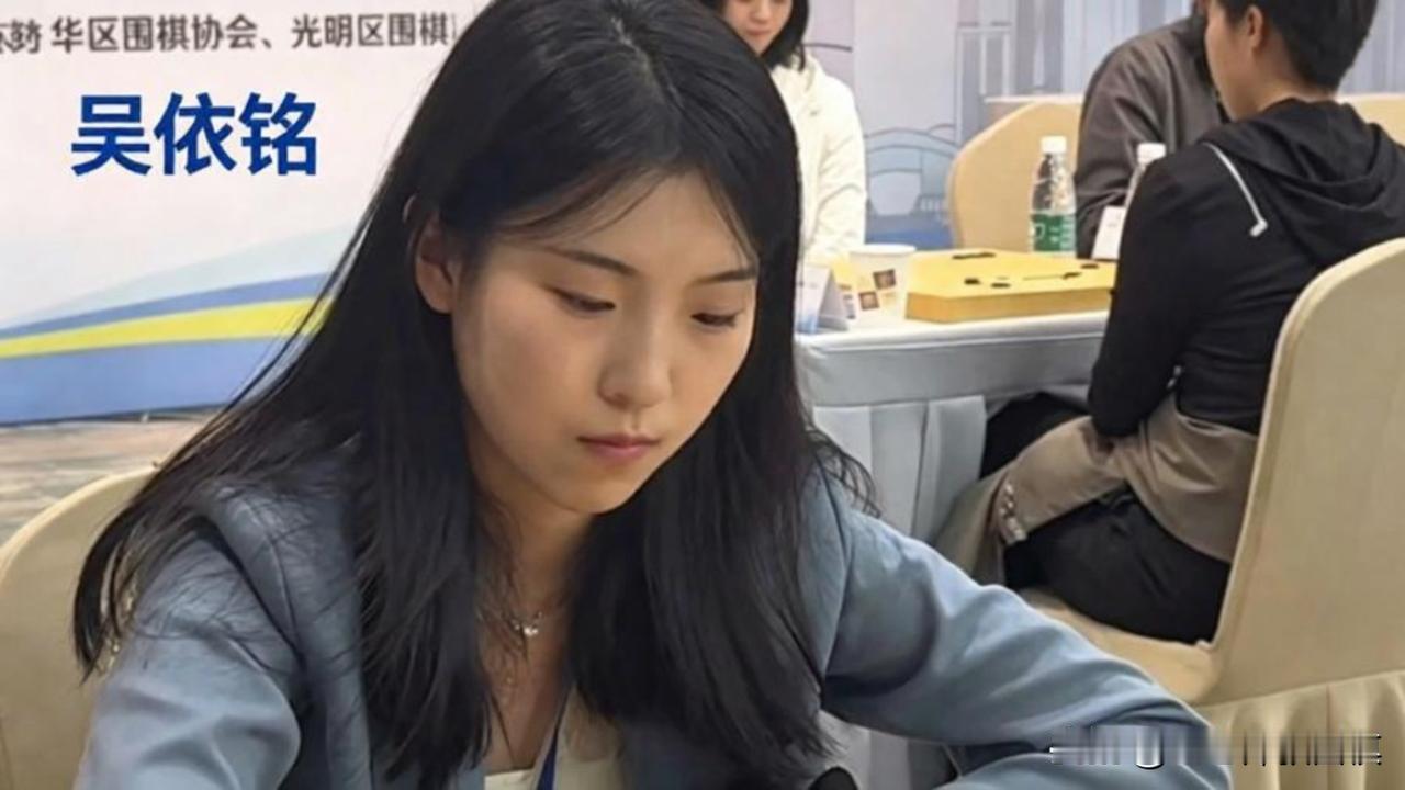 从"小魔女"到全国冠军:19岁吴依铭的定海神针之路
"小魔女"这个外号，是启蒙老