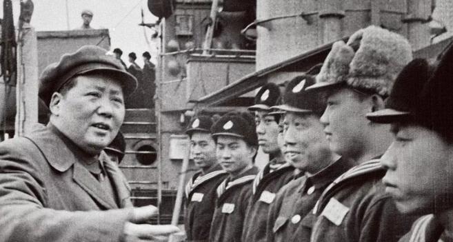 抗美援朝结束后，毛泽东让韩先楚去福州军区当司令，他不去，毛泽东点明：“不想去也要