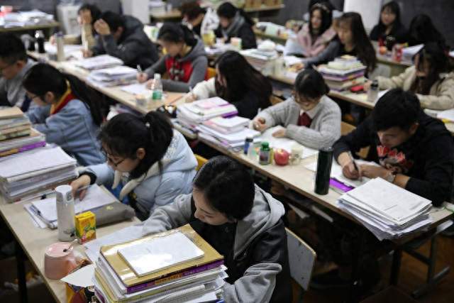 教育或许要变了？2026年初中生人数达顶峰，取消中高考早晚的事？