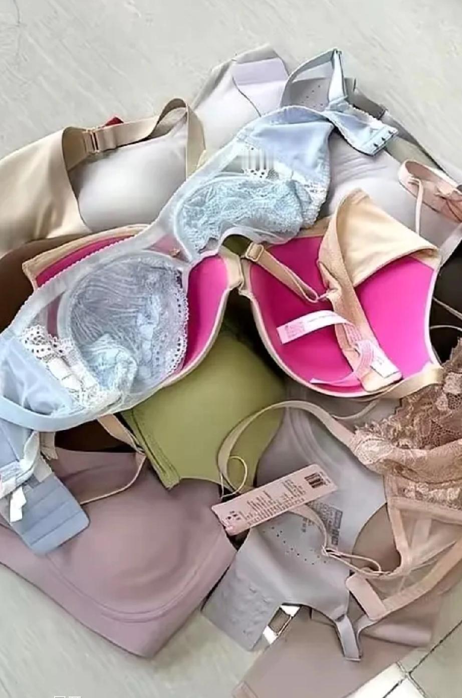 笑喷了！一句不戴胸罩！引来一群大老爷们好奇围观！
有个条友发文说自己不喜欢戴胸罩