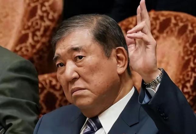 日本前任首相石破茂说：“在强者面前卑躬屈膝，在弱者面前颐指气使。这就是当前日本人