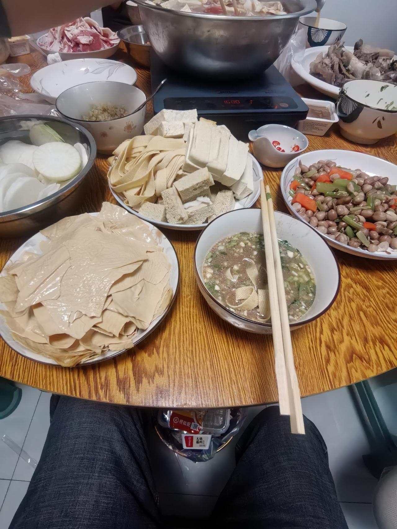 《素食斋》之七
萝卜青菜我最爱，生活需要多补钙。
别人吃肉我吃素，谁想加入私信来