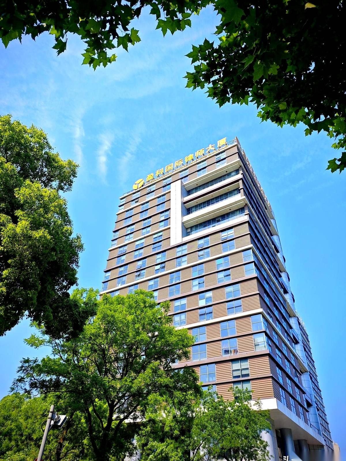 最后一个周一，我把三年的青春，码成一摞半人高的卷宗，放在了交接桌上。
对面的人推