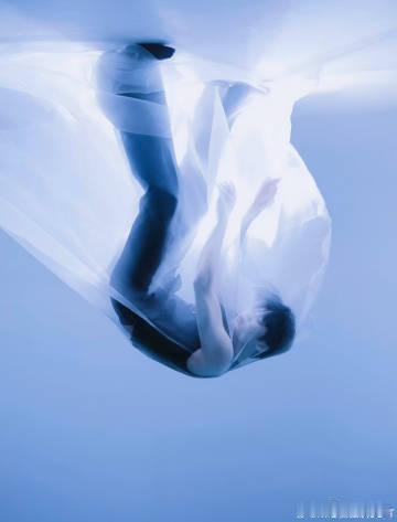  檀健次把出发图当时尚杂志拍 贵公子出街即大片！FENDI全套造型贵气逼人，挂饰