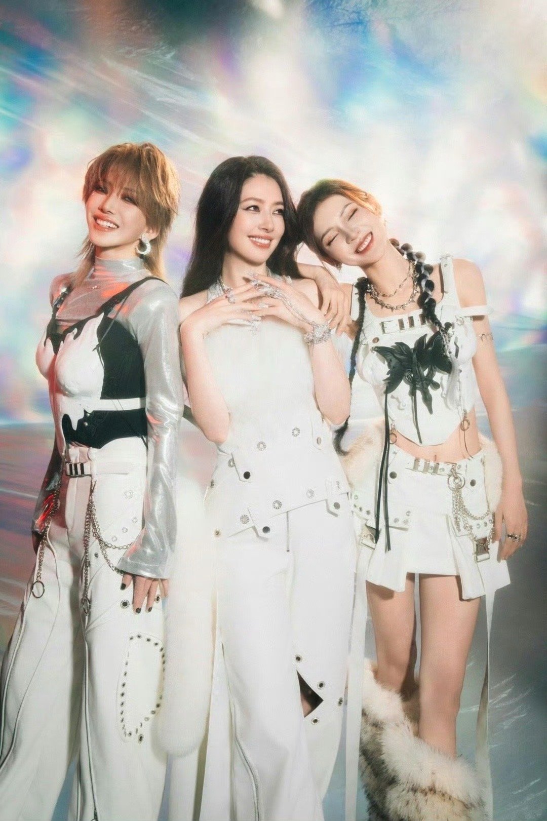 刘忻张予曦郭碧婷甜系女团味儿 刷到图还以为是哪个新女团出道！刘忻张予曦郭碧婷站一