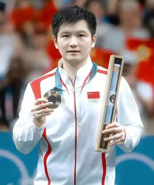 不懂就问，樊振东到底为啥还不回归国乒？其实根本不需要长篇大论，看一眼巴黎奥运会那