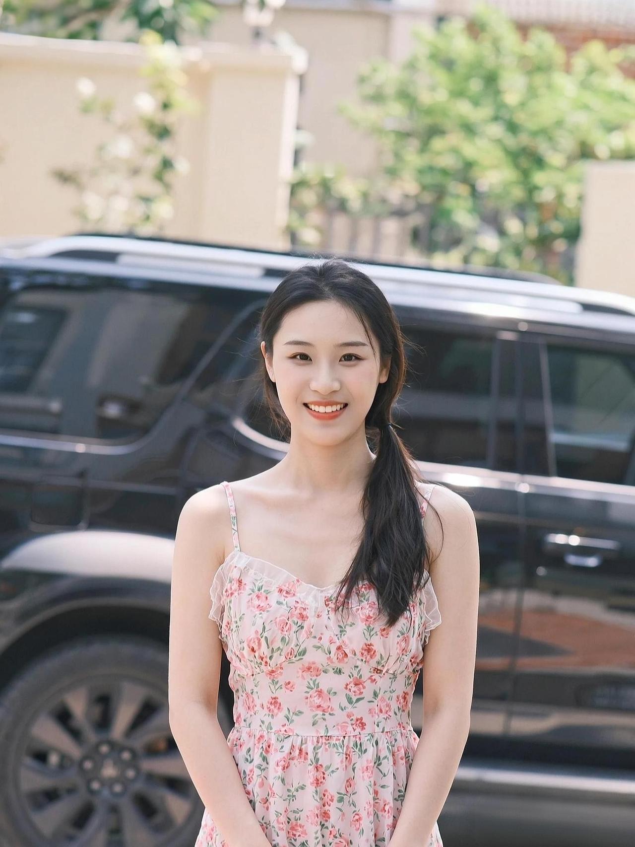 1. 【粉裙晴日】
粉裙裁晓露，花蔓绕肩柔。
风过车尘浅，笑开一夏稠。

2. 