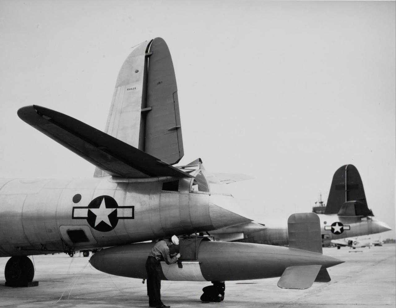 老照片记录下1943年12月，诺福克海军航空站的一幕，地勤人员正在给马丁JM‑1