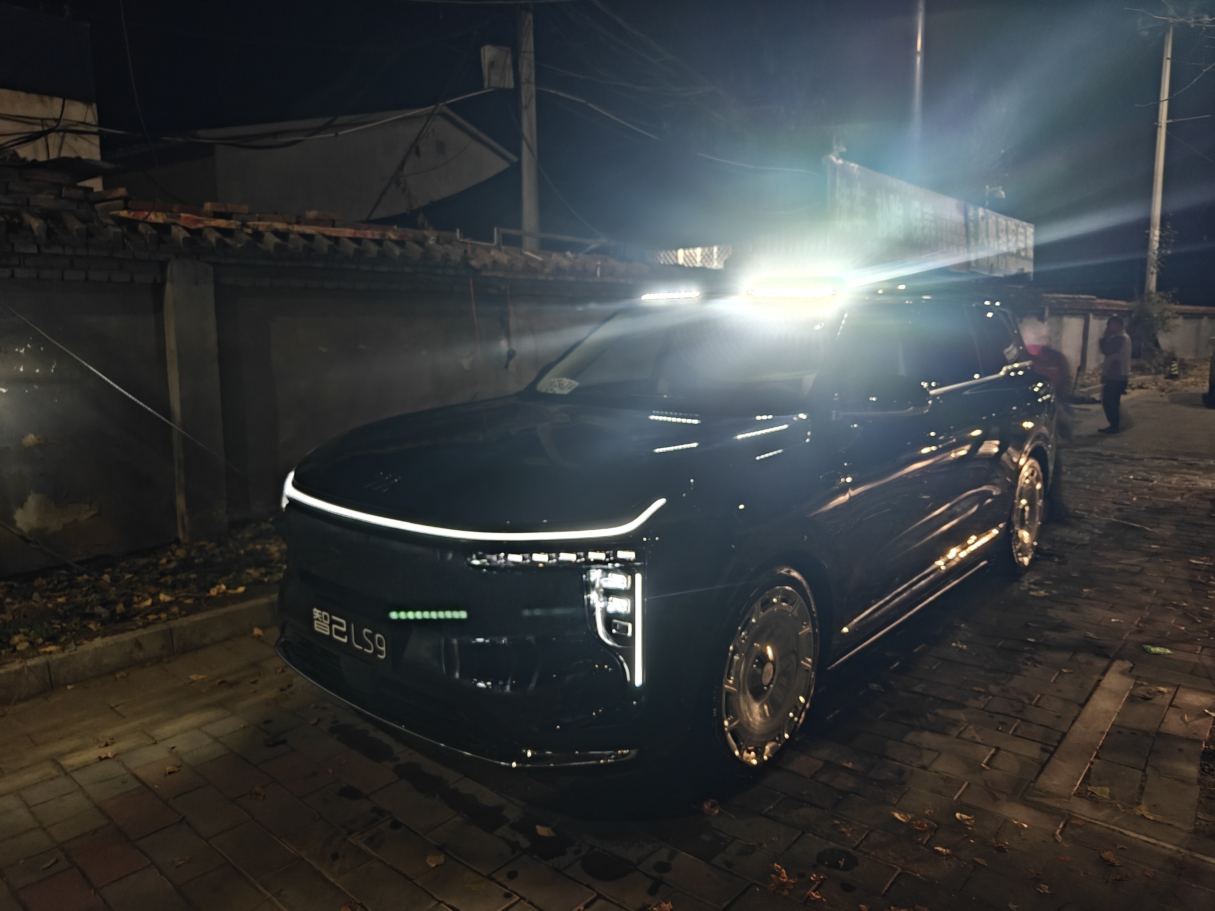 我去，LS9可真有活儿，上面有一排射灯，但是这并不是让你探路用的，系统里叫露营灯