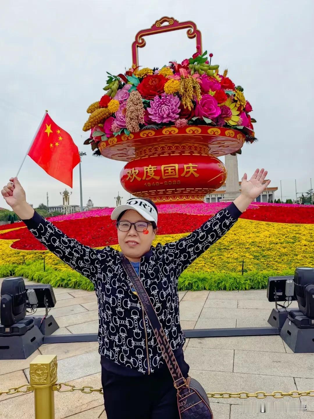 时光匆匆似水流，
花开花落又一秋。
去年照片依旧在，
悠悠岁月染白头。

去年国