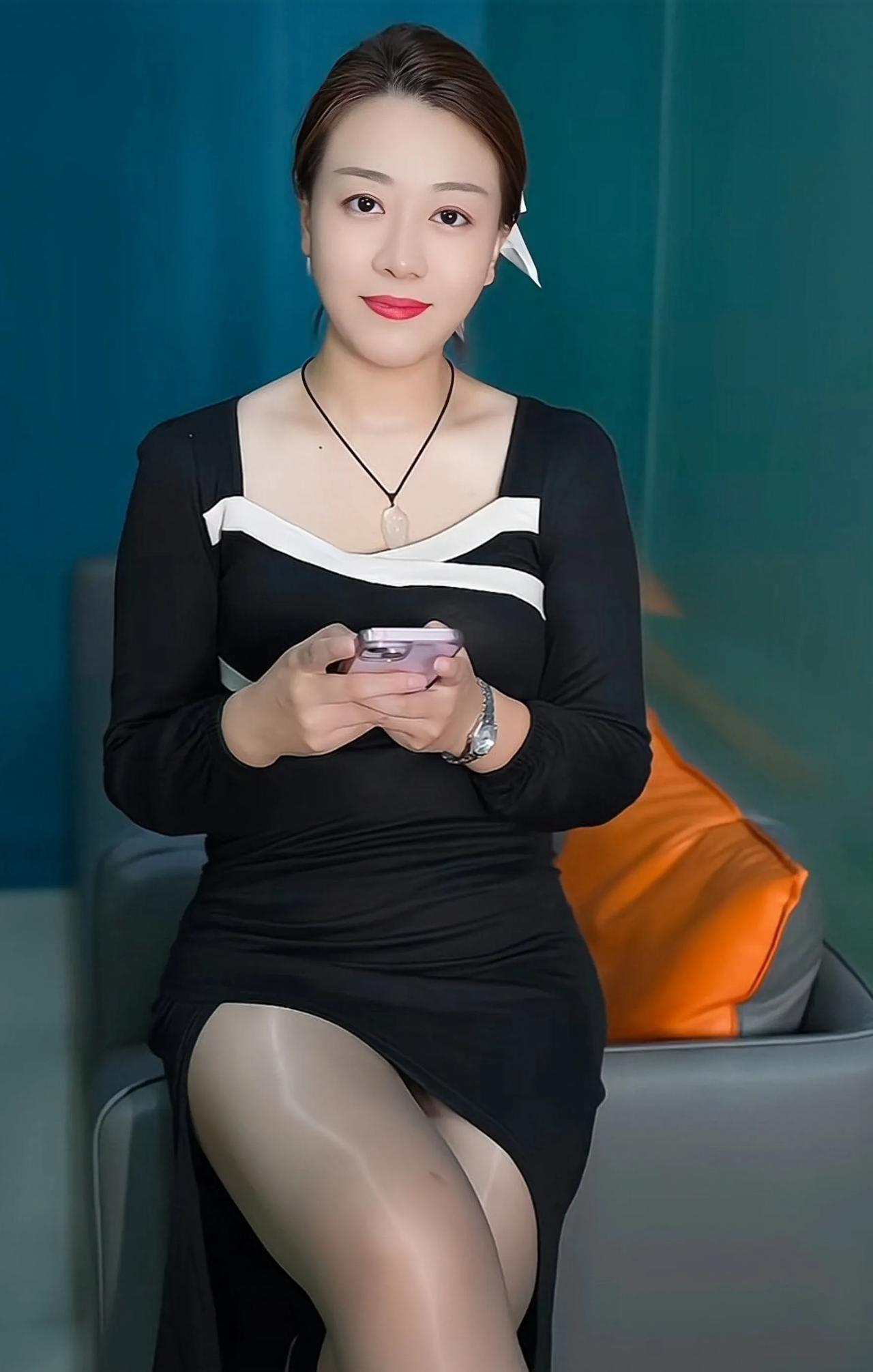 端庄风韵美阿姨
阿姨今天的发型很别致并且加了一个白色的漂亮头饰，和今天的这一身连