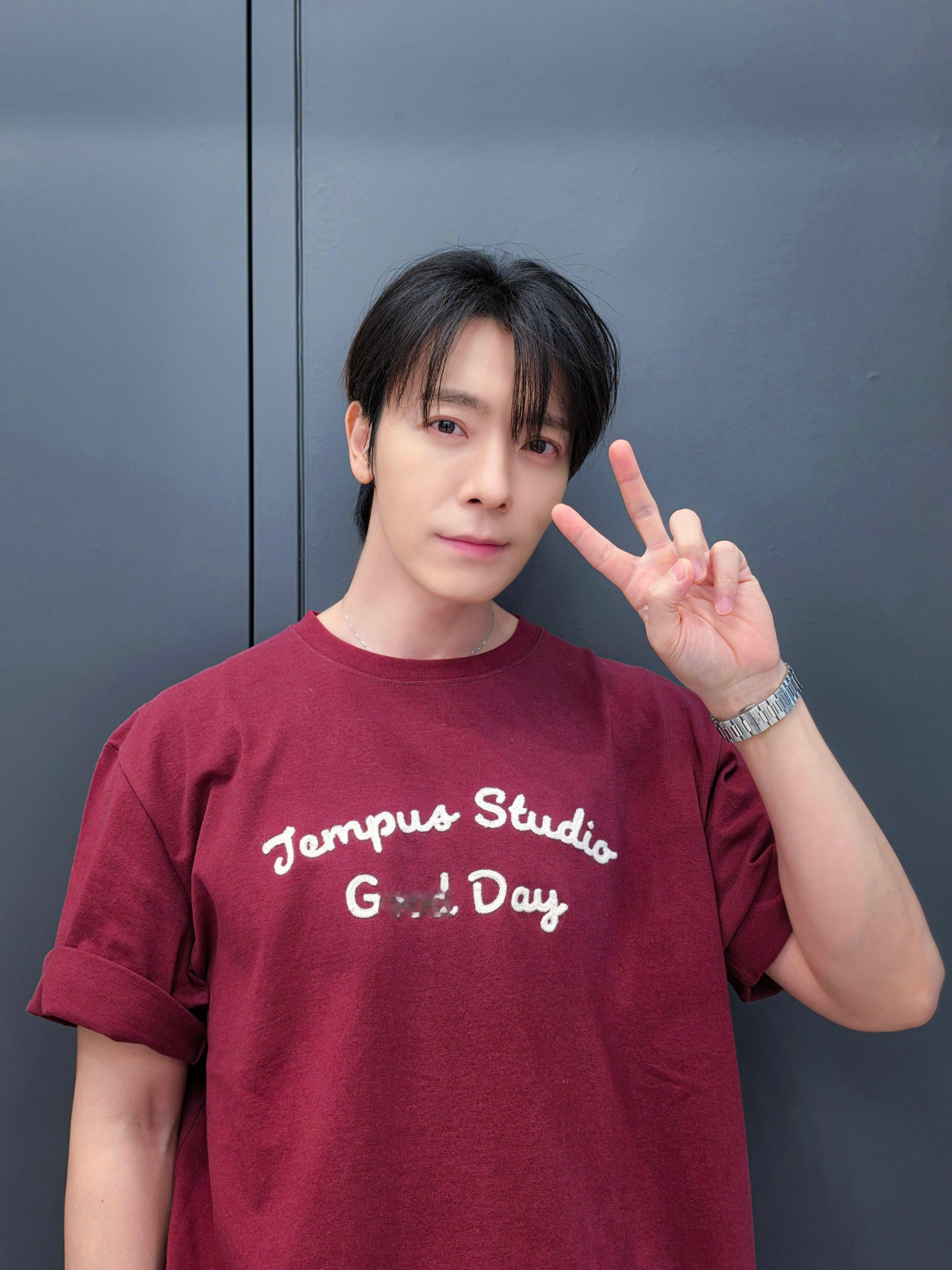 “CB百蓝_。260425 D&E official更新李东海 相关：[📸]D