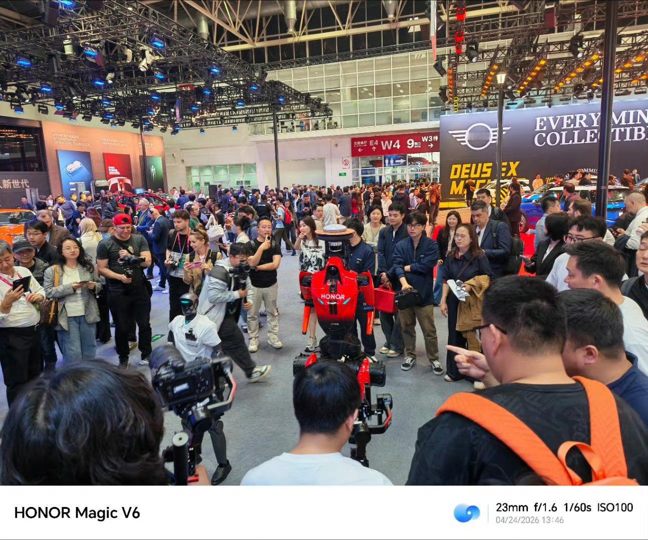 荣耀机器人跑完马拉松又来当车模荣耀最近太出圈了，机器人登场就是焦点……又跑去车展