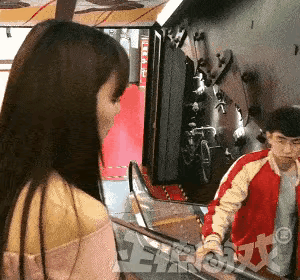 辛好小伙子女朋友反应过来了，要不然又被这长头发女生揩油了。