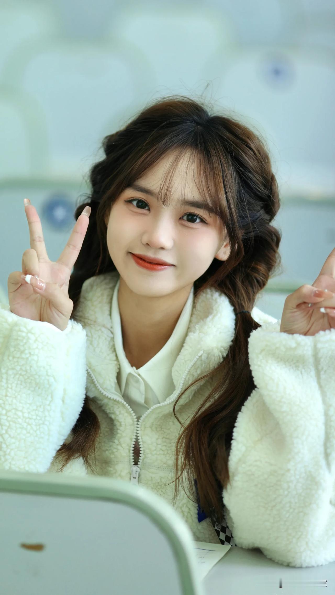甜美可爱的双马尾美少女