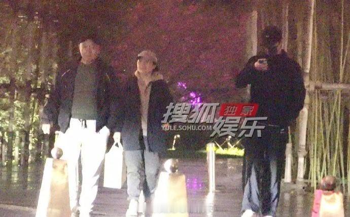 刘昊然和父母饭后散步   有八卦媒体拍到刘昊然和父母饭后散步，好温馨啊 