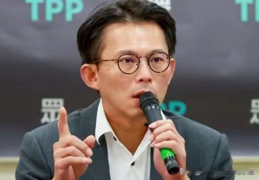 台湾媒体人吴静怡24日发文表示，民众党前主席柯文哲想把黄国昌当成民众党的杠杆，没