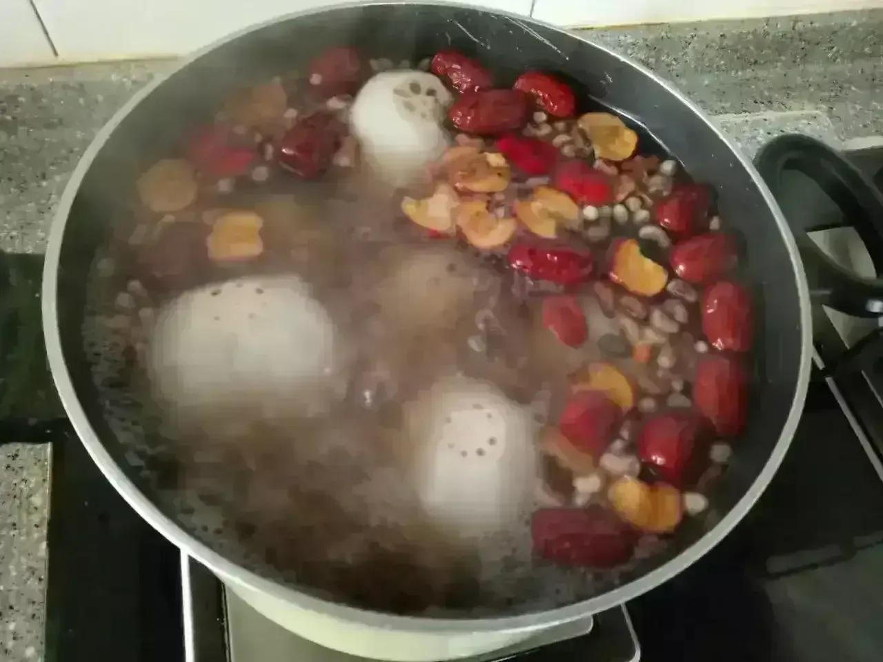 杭州的秋天依然燥热，每天将近40℃的气温感觉吃什么都没有胃口。太油腻的不想吃，太