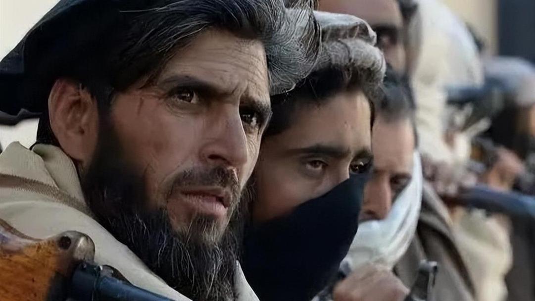 彻底撕破脸！巴阿直接开战，喀布尔被炸，地区告急！
 
昨夜，阿富汗突然对巴基斯坦