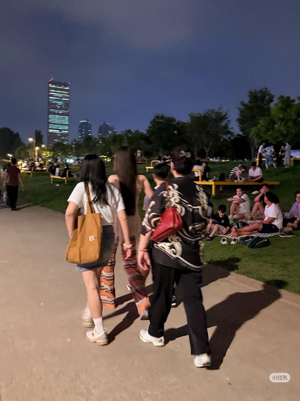 我的姐啊 咋就闪现到思密达去了 如果八月份去偶遇的可能是我了