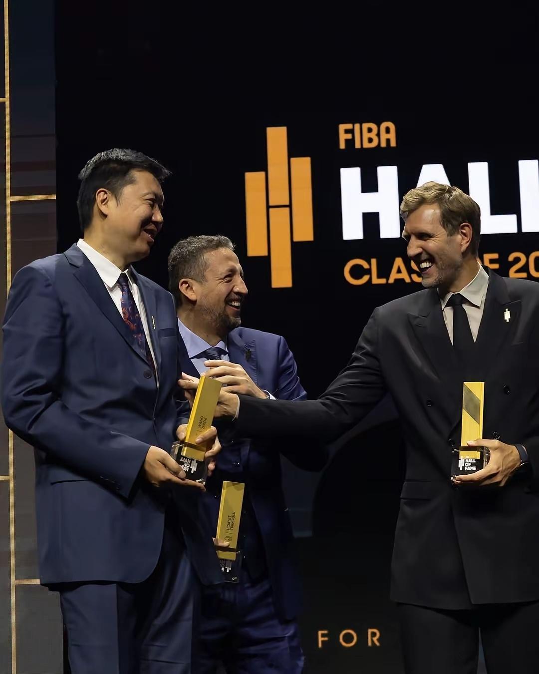 王治郅入选国际篮联名人堂，一同入选的还有诺维斯基和特科格鲁，都是FIBA大杀器的