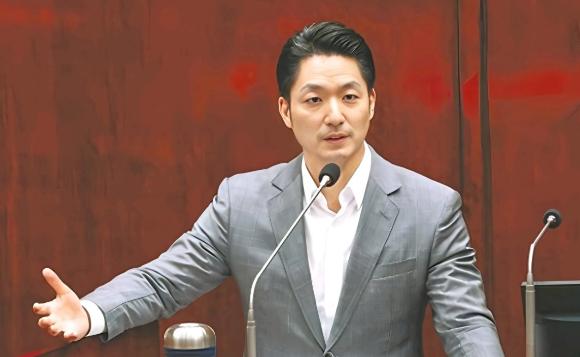 面对民进党议员的质询，蒋万安不敢说自己是中国人！

这事儿挺有意思。台北市长蒋万