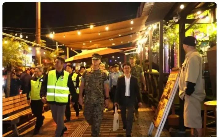 驻日美军疯了？冲绳77起案件
驻日美军疯了？冲绳77起案4起性侵，持枪巡逻都拦不