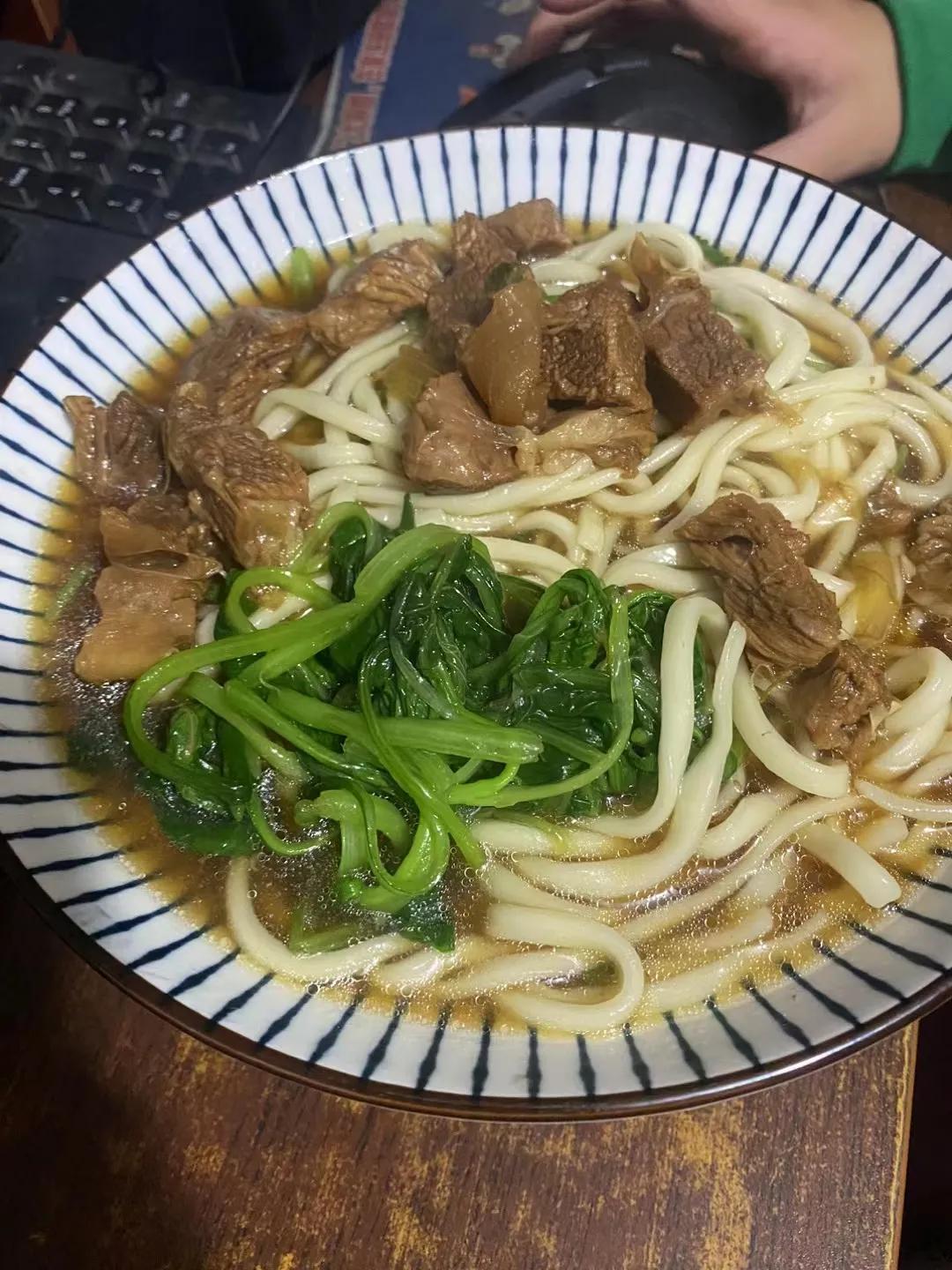 自己做的牛肉面，与饭店面馆真不一样！
看着孩子们嗷嗷吃，那叫一个美，那叫一个地道