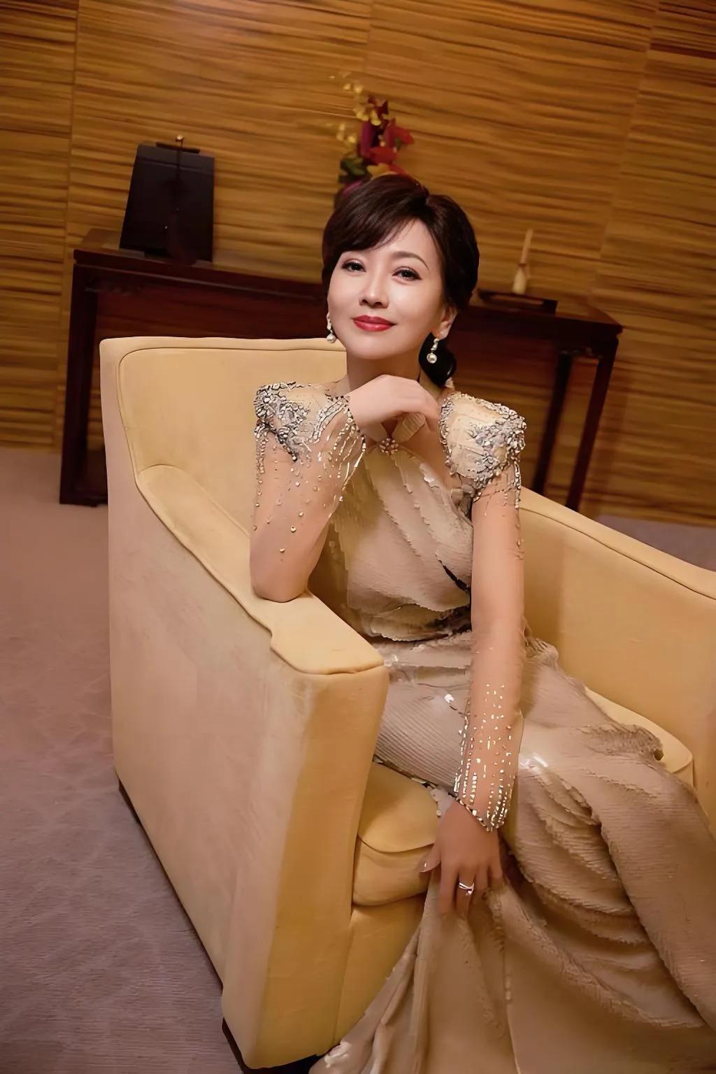 说起娱乐圈的冻龄标杆，赵雅芝的地位几乎没人能撼动。
年过七十依旧体态挺拔气质温婉