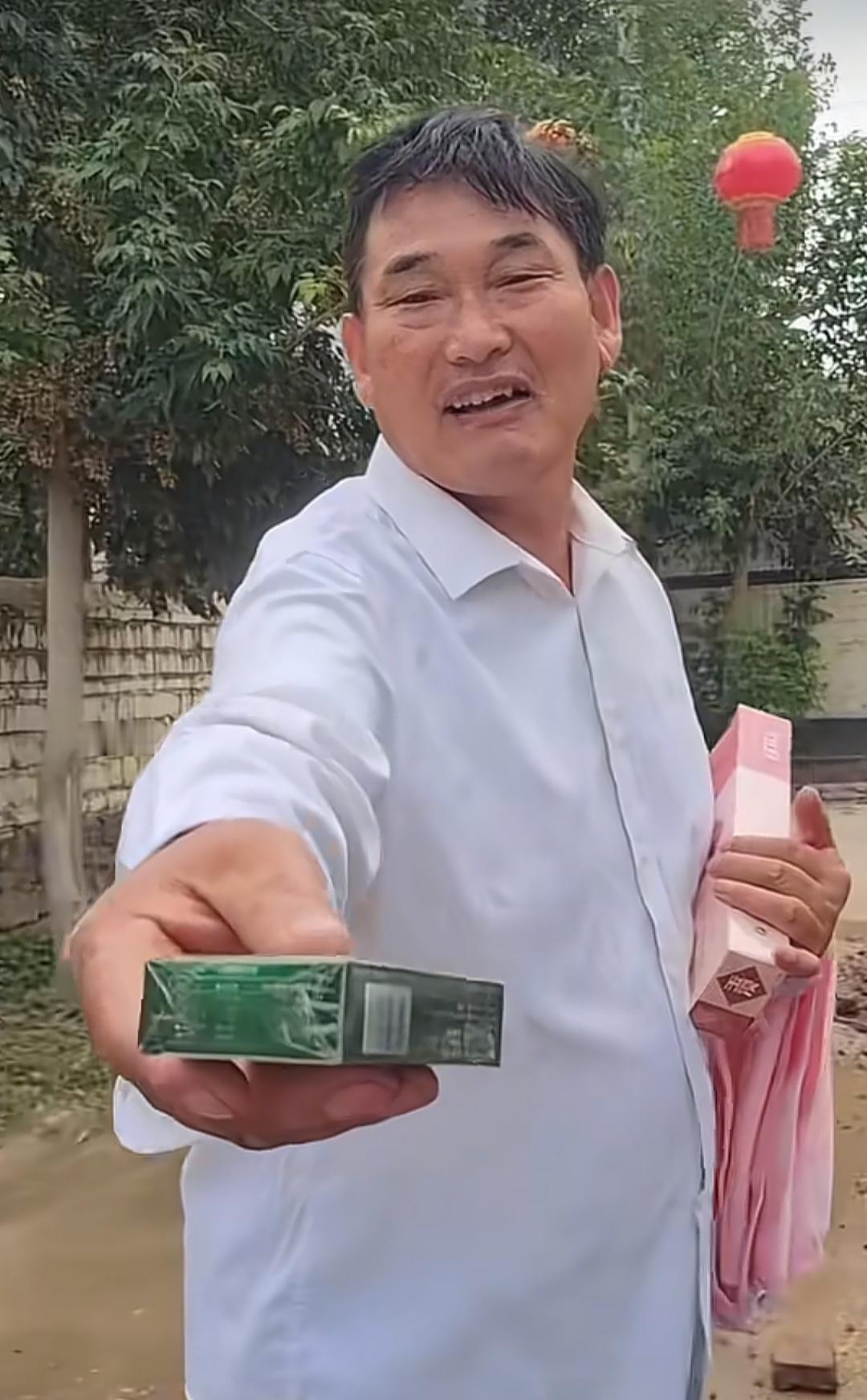 大衣哥雇人，
给自家干活，
工人们干着活，
大衣哥也没闲着，
他去小卖部，
买了