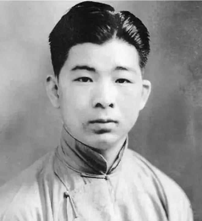 1940年，熟睡中的冯运修，突然感觉不对劲，好像是日军包围他家了。他从枕头下摸出