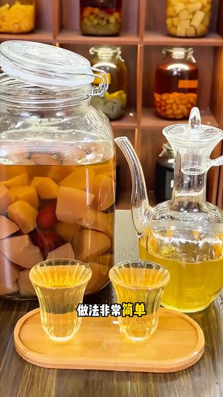 苹果红枣酒。
很多人都不知道，用苹果泡出来的苹果酒比葡萄酒好喝太多了。每年我都会