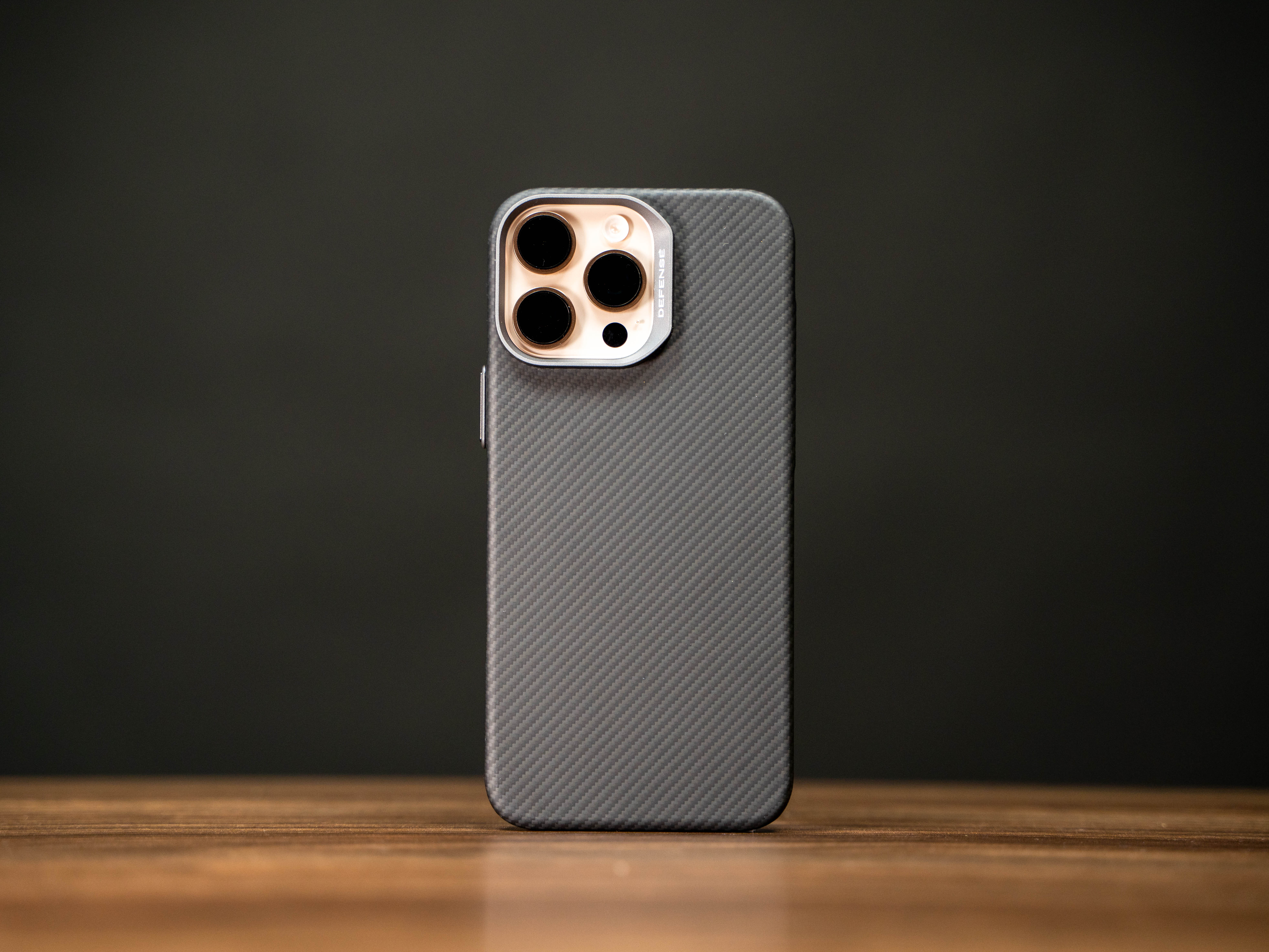 准备下班，前几天就拍了图赏，给大家分享决色的iPhone 16凯夫拉手机壳，我已