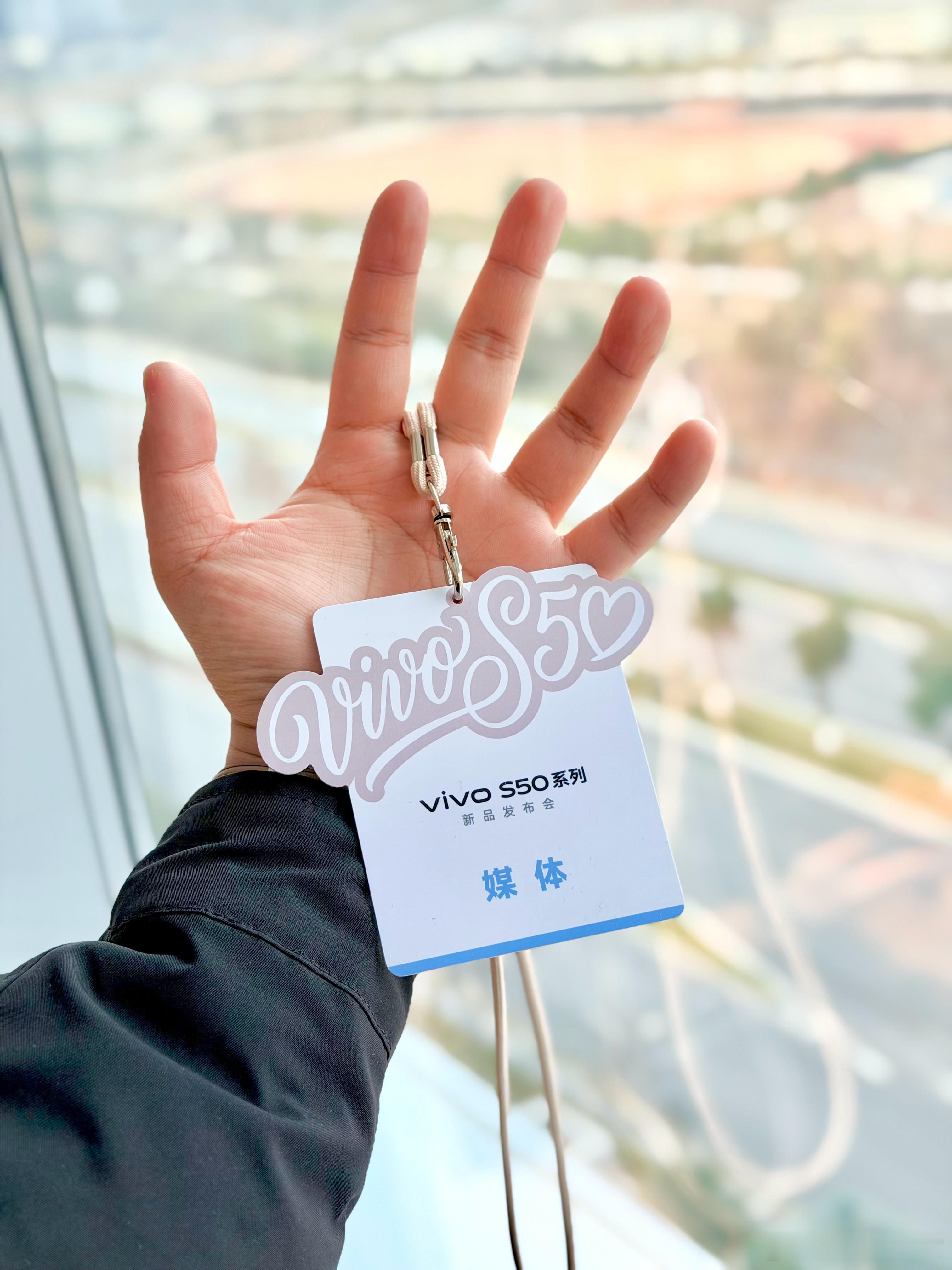 vivo S50这次提供告白、悠悠蓝、灵感紫、深空黑4个色，6.59英寸直屏，支