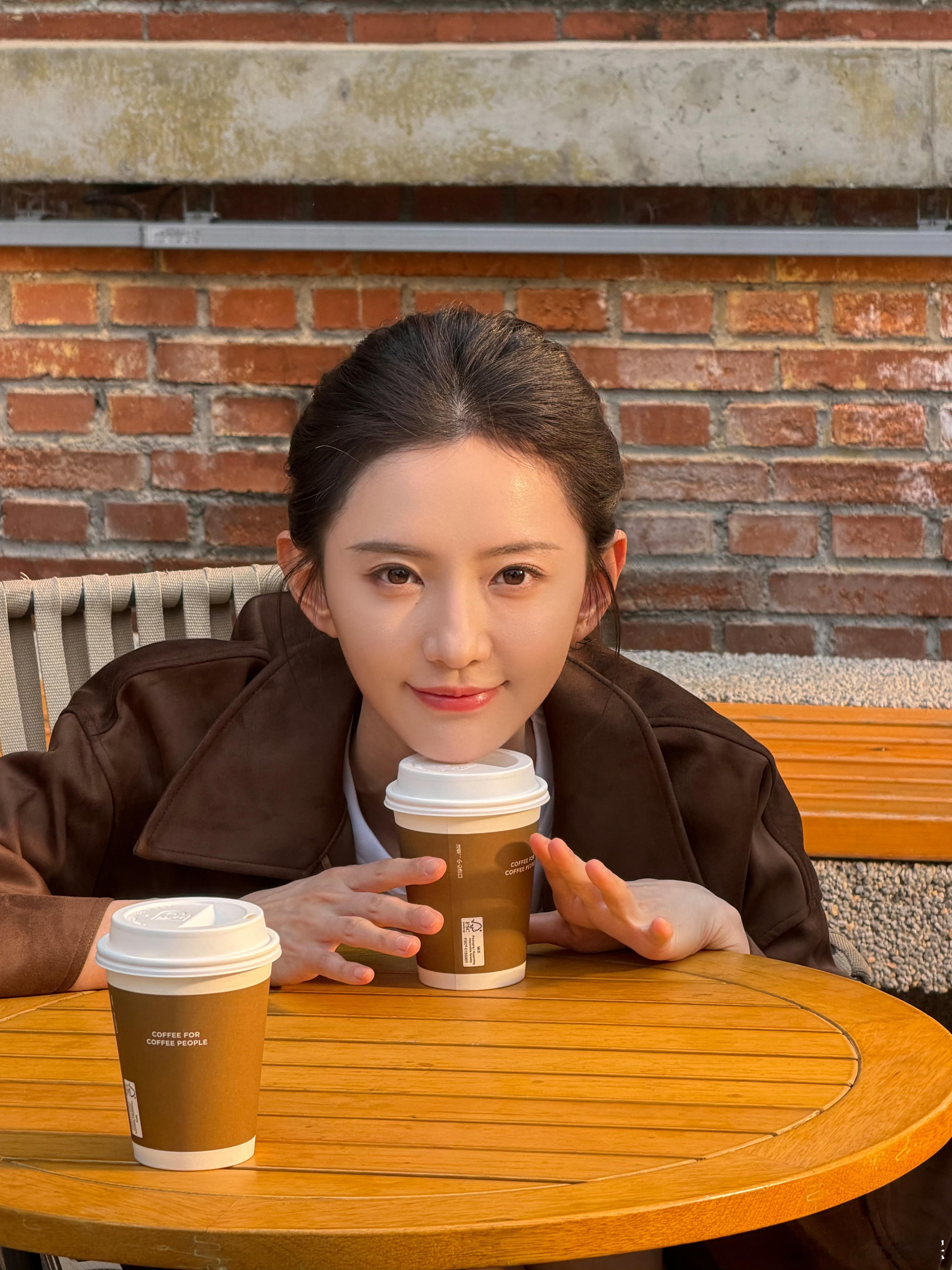 张婉莹的脸拍不出废片张婉莹美的无瑕疵骨相皮相双双在线，肌肤细腻通透，侧脸轮廓精致