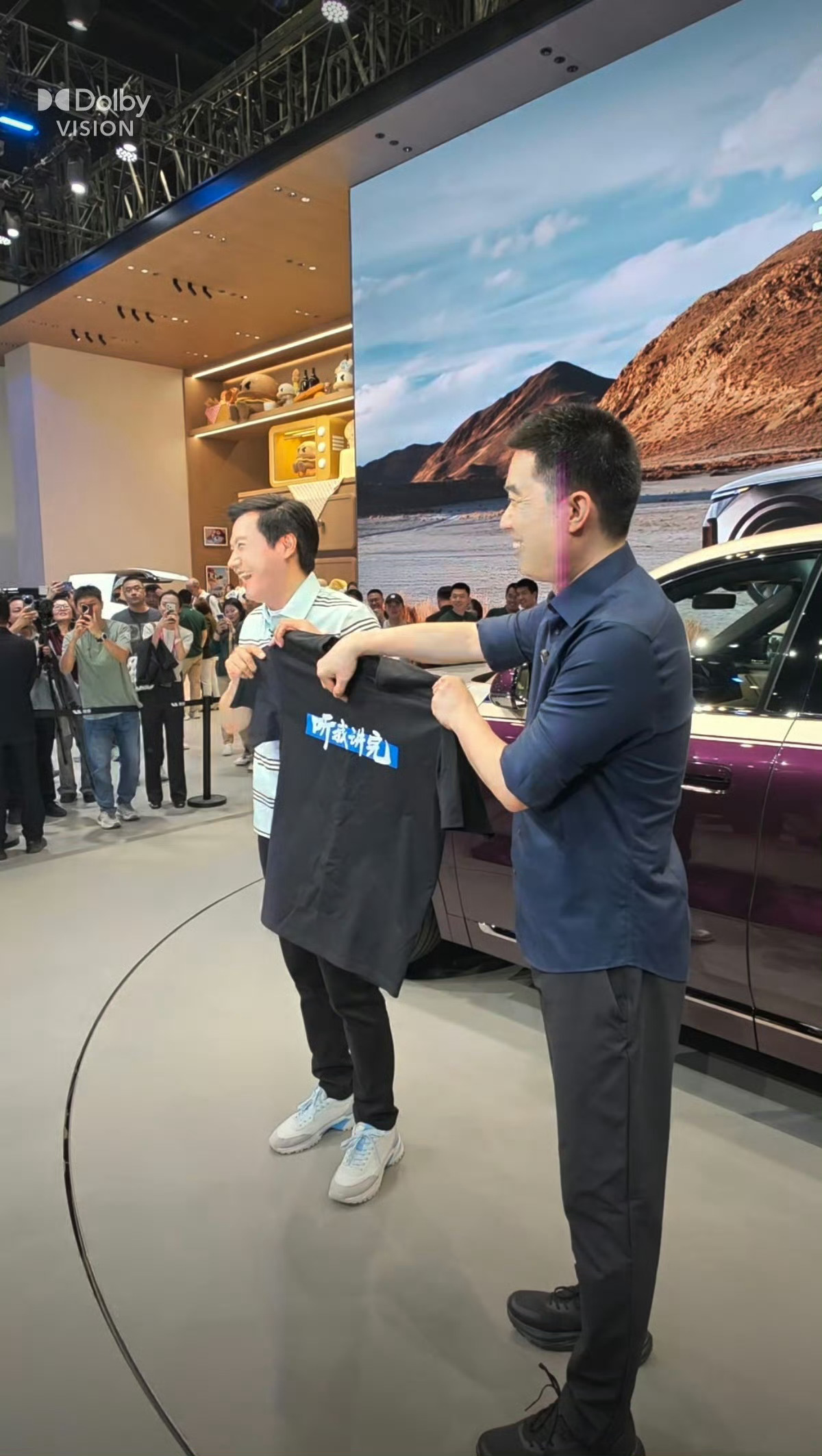 雷总今天下午开始逛展，第一个出发的车企就是同在北京的理想汽车，两家展台挨着。雷军