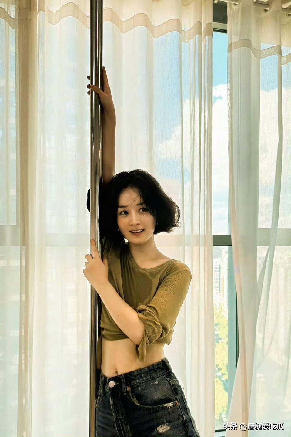 赵丽颖
明明长相普通，身材一般，短发看起来也很平凡，但是她身上就是有一股劲，做什