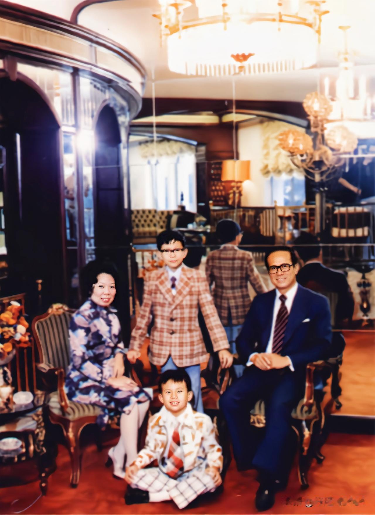 李嘉诚和已故的妻子庄月明是亲表兄妹，李嘉诚的母亲庄碧琴是庄月明的爸爸庄静庵的亲姐