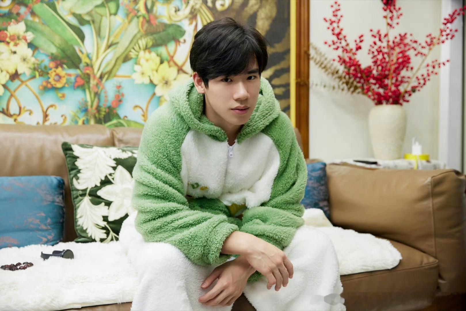 今晚有点想茶茶去年在希腊传火炬的模样了。他这次可真狠心，冬训全封闭，社交媒体都不