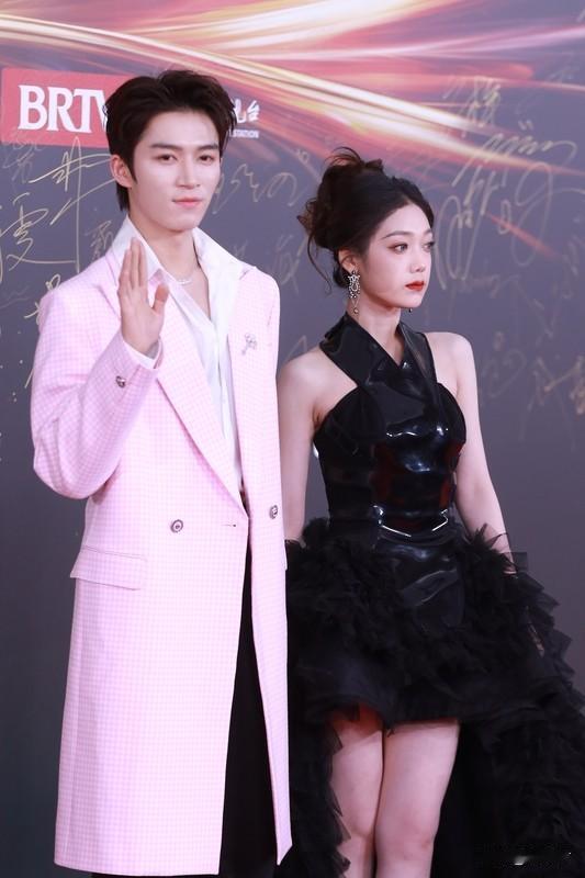 媒体评微博之夜“抢C”争议 媒体评微博之夜“抢C”争议
2026年2月5日，“2